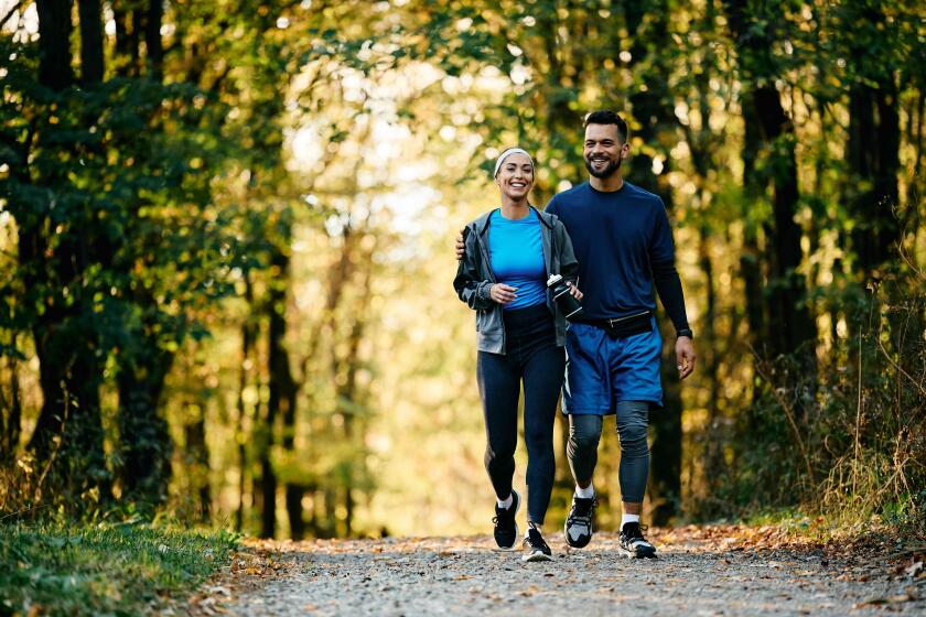 Camminata a ritmo leggero all’aria aperta come esempio di recupero attivo dopo l’allenamento, ideale per adulti che praticano personal training ad Alcamo.